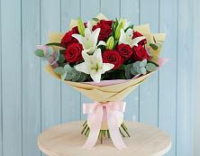 Букет цветов из:  Лилии и Розы в Сузуне