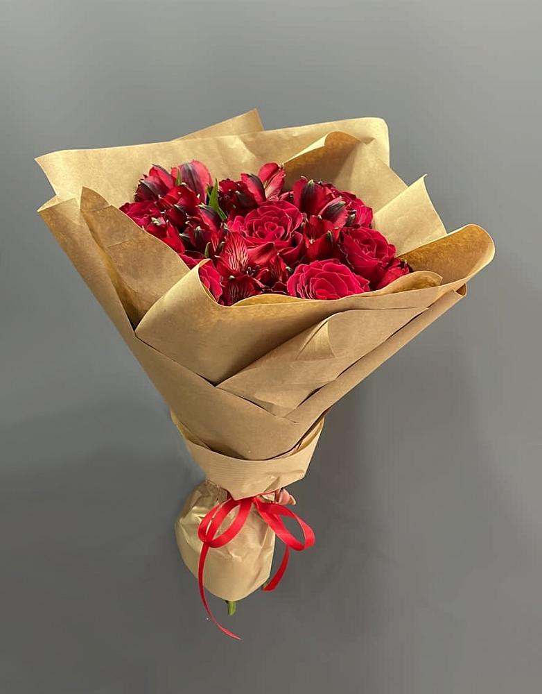 Букет цветов из: Альстромерии и Розы в Сузуне