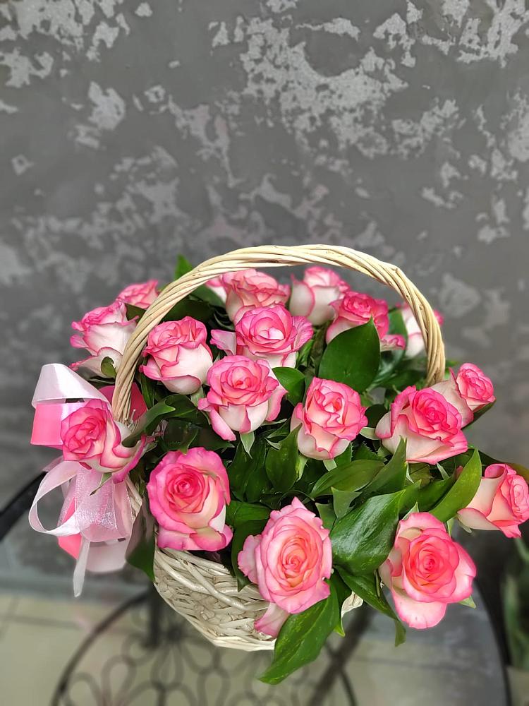 Цветочная композиция из Розы в корзине в Сузуне