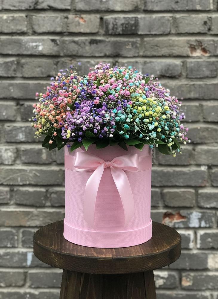 Цветочная композиция из Гипсофила и Розы в шляпной коробке в Сузуне