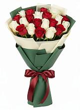 Букет Микс из красных и белых роз в Сузуне