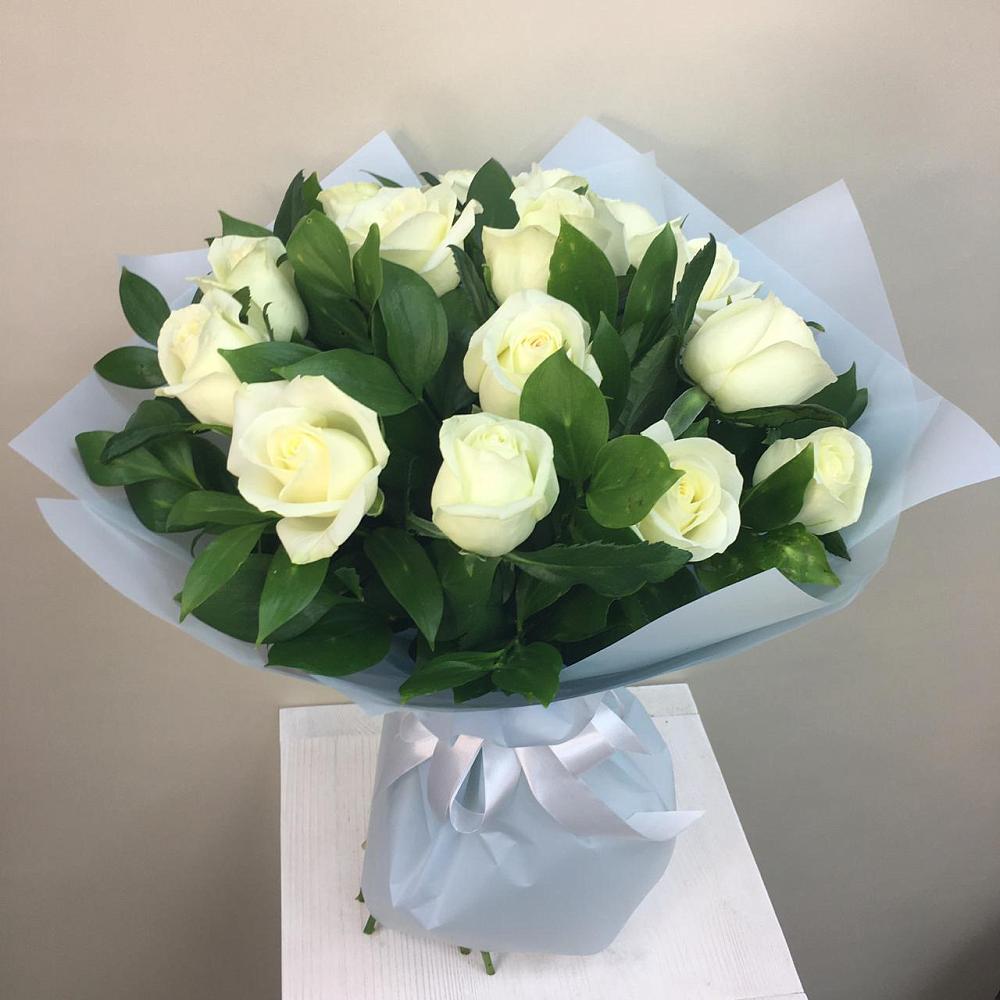 Букет 15 Белых роз Проуд в Сузуне