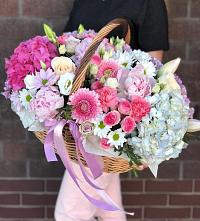 Цветочная композиция из Розы, Хризантемы, Пионы и Лизиантусы в корзине в Сузуне