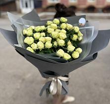 Букет Белые кустовые розы Солинеро в Сузуне