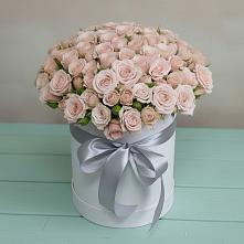 Цветочная композиция из Розы в шляпной коробке в Сузуне