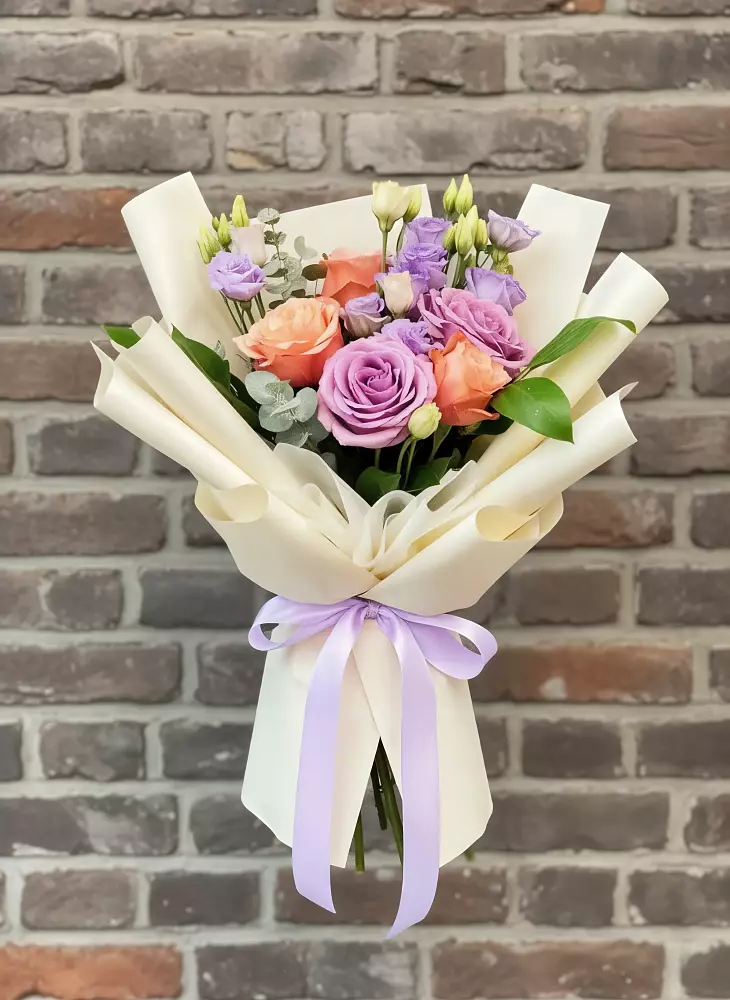 Букет цветов из: Лизиантусы и Розы в Сузуне