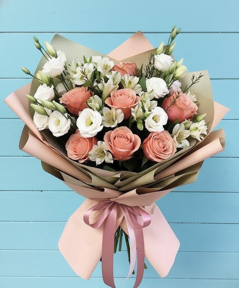 Букет цветов из: Розы, Альстромерии и Лизиантусы в Сузуне