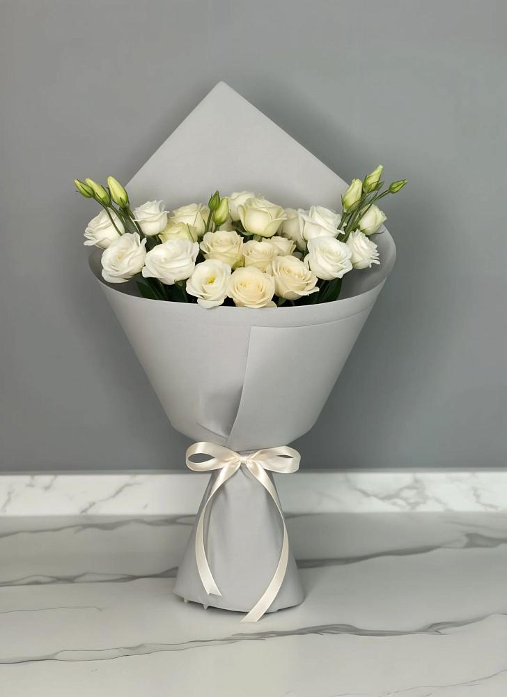 Букет цветов из: Розы и Лизиантусы в Сузуне