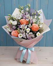 Букет цветов из:  Лизиантусы, Розы, Альстромерии и Гипсофила в Сузуне