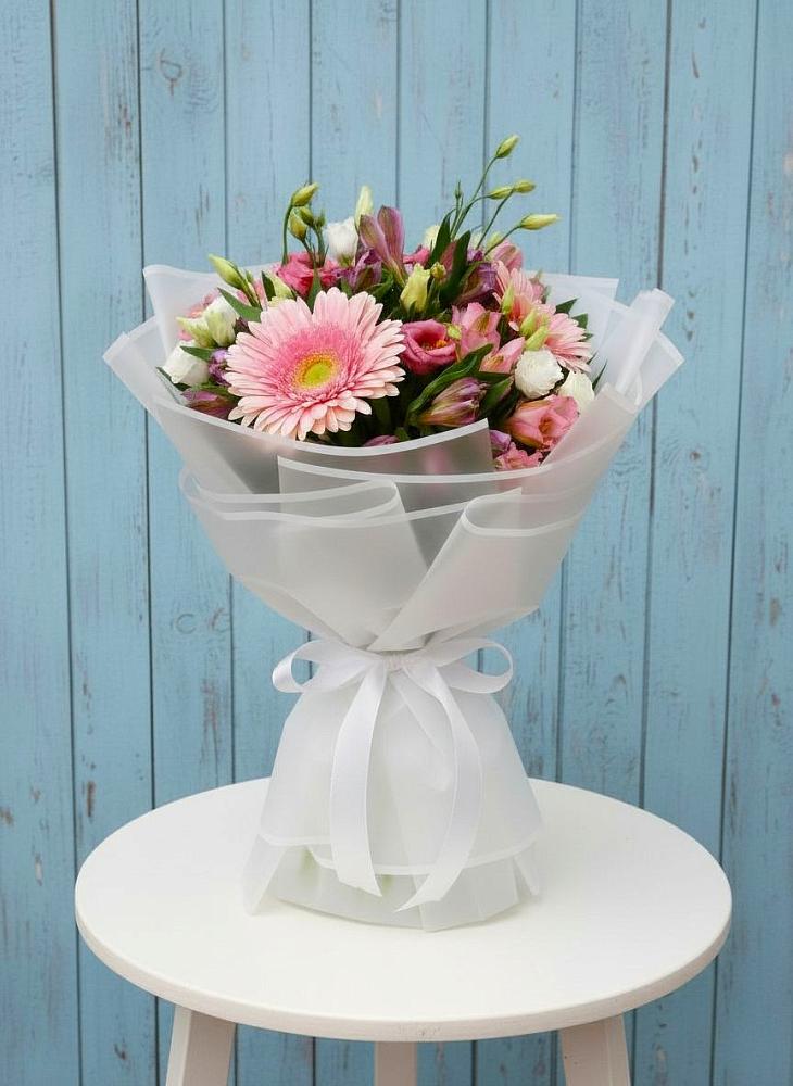 Букет цветов из: Герберы, Альстромерии и Лизиантусы в Сузуне