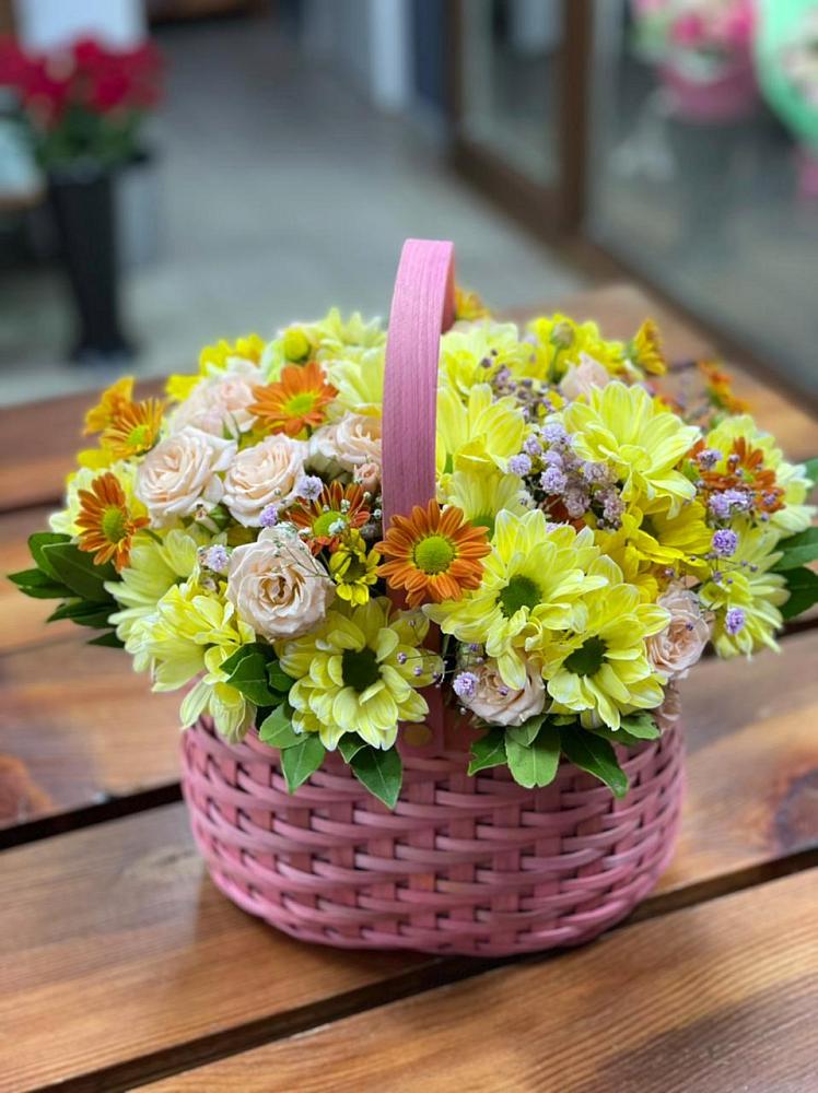 Цветочная композиция из Хризантемы и Розы в корзине в Сузуне