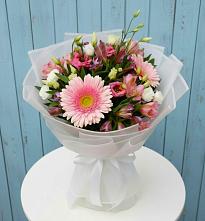 Букет цветов из:  Герберы, Альстромерии и Лизиантусы в Сузуне