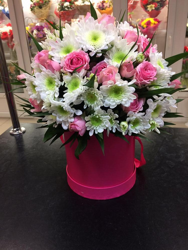 Цветочная композиция из Розы и Хризантемы в шляпной коробке в Сузуне