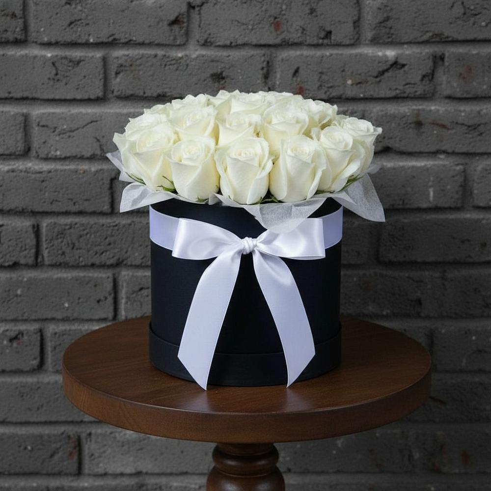 Цветочная композиция из Розы в шляпной коробке в Сузуне