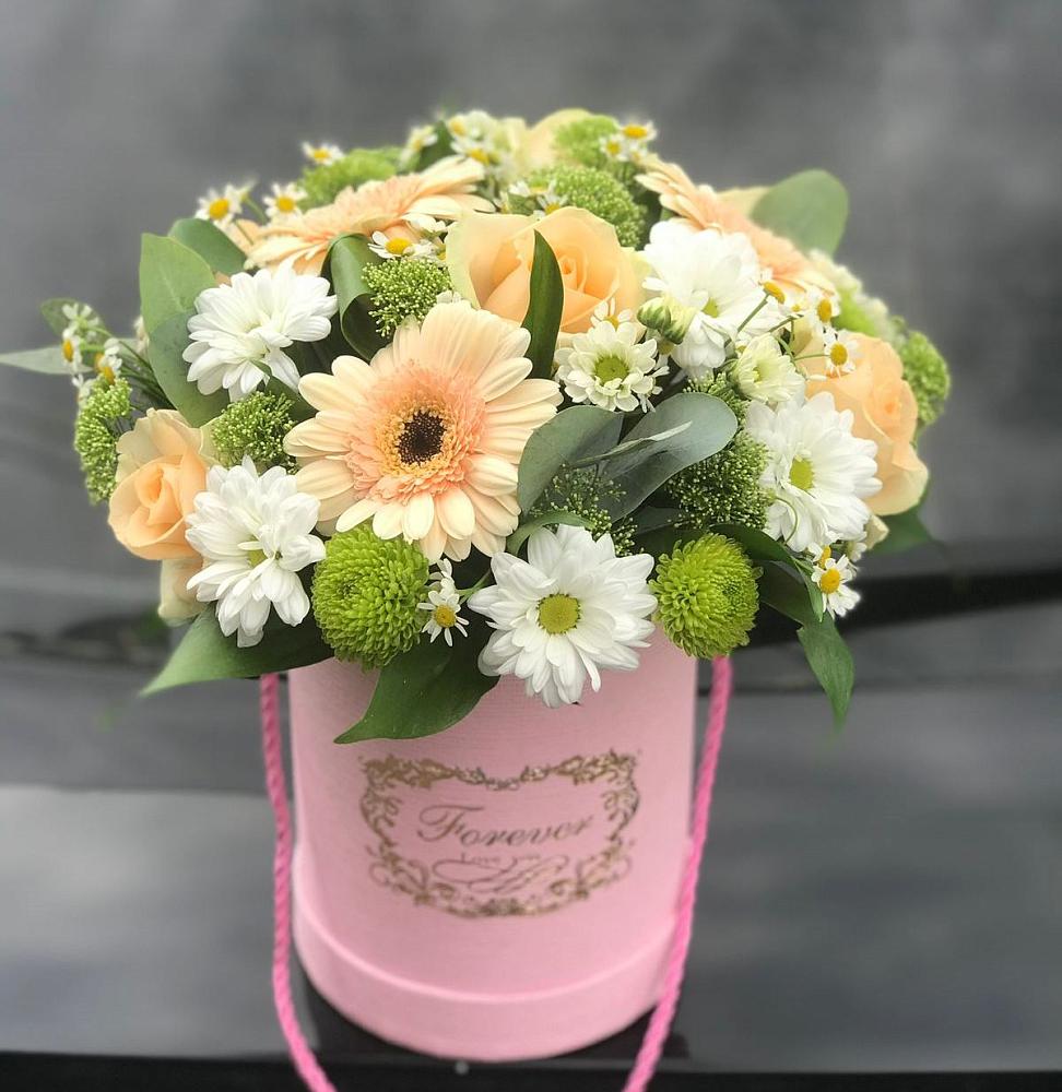 Цветочная композиция из Розы, Герберы и Хризантемы в шляпной коробке в Сузуне