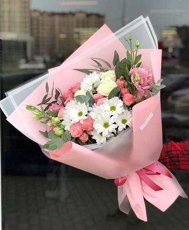 Букет цветов из: Розы, Лизиантусы и Хризантемы в Сузуне