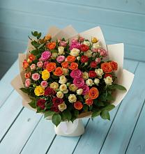 Букет Микс из разноцветных кустовых роз в Сузуне