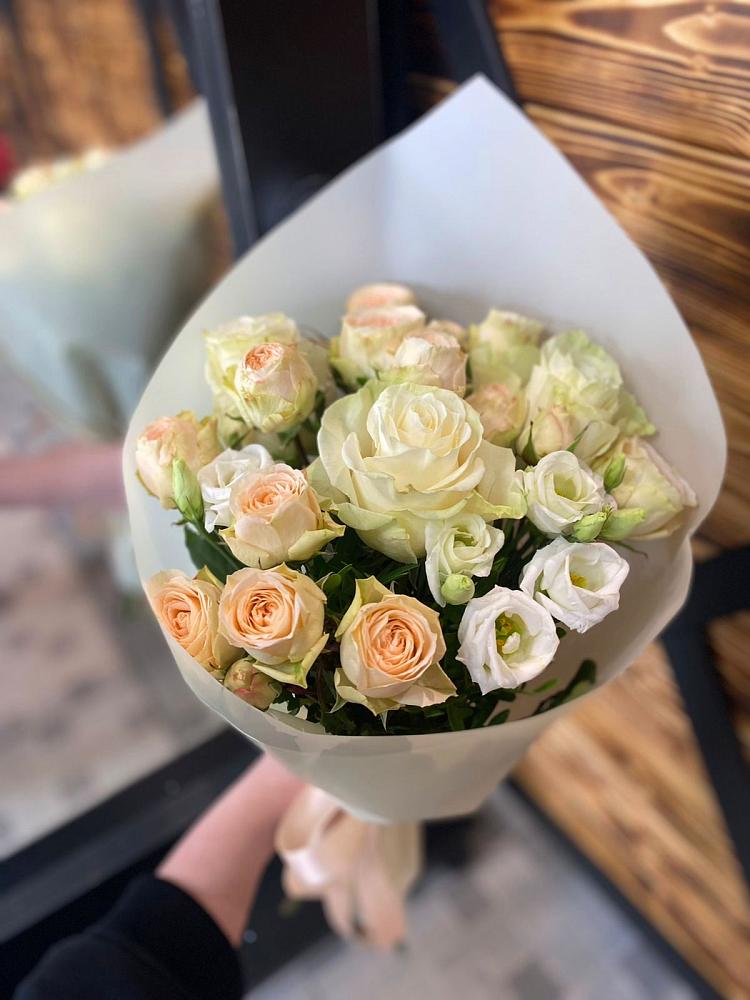 Букет цветов из: Розы и Лизиантусы в Сузуне