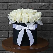 Цветочная композиция из Розы в шляпной коробке в Сузуне